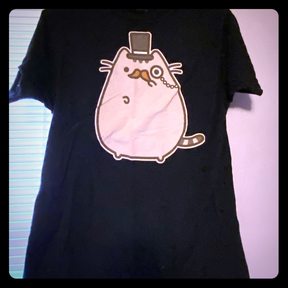Medium black pusheen shirt